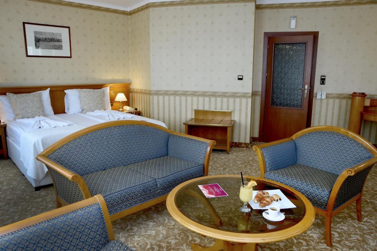 One-Bedroom Suite - with Work Friendly facilities and Free Parking,1020365698:JPEG